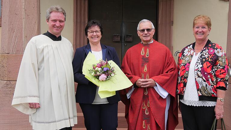 Gemeinsam verabschiedeten Pfarrer Edward Zarosa (2. von rechts), Kirchenpflegerin Petra Klein (rechts) und PR Thorsten Kapperer die Institution des Pfarrbüros Aura, Anneli Wirthmann, nach knapp 40 Jahren in den Ruhestand.