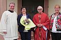 Gemeinsam verabschiedeten Pfarrer Edward Zarosa (2. von rechts), Kirchenpflegerin Petra Klein (rechts) und PR Thorsten Kapperer die Institution des Pfarrbüros Aura, Anneli Wirthmann, nach knapp 40 Jahren in den Ruhestand.