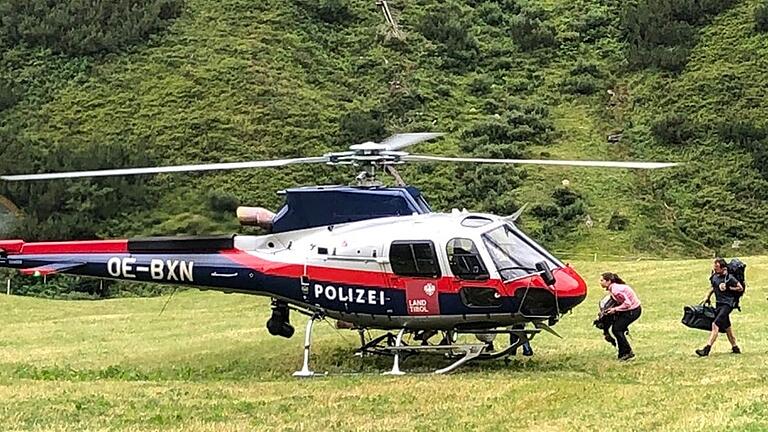 Mit einem solchen Polizeihubschrauber wurden Holger Schmitt, Roland Hahn, Kristina Greb, Johanna Greb, Markus Dünisch und Thomas Schmitt von einem Parkplatz unterhalb der&nbsp; Franz-Senn-Hütte in den Stubaier Alpen evakuiert.