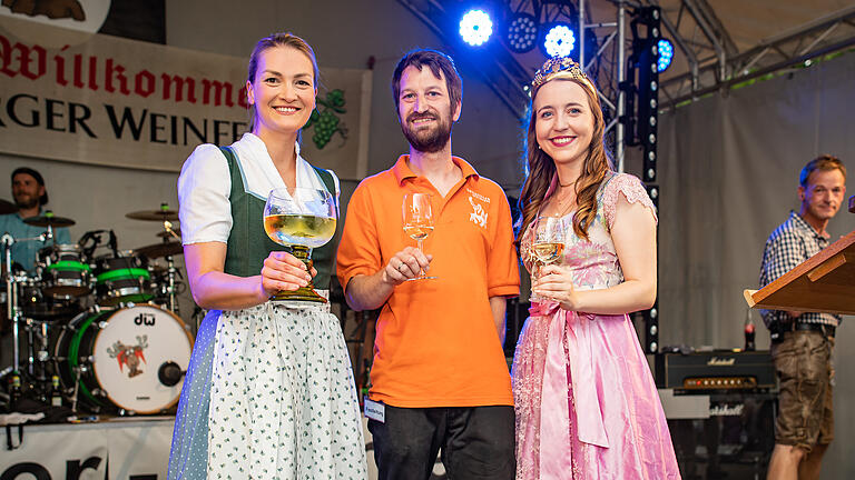 Viele Menschen, sowie die Staatsministerin für Digitales von Bayern Frau Judith Gerlach, besuchen am Samstag 05.08.23 das Homburger Weinfest in Triefenstein.