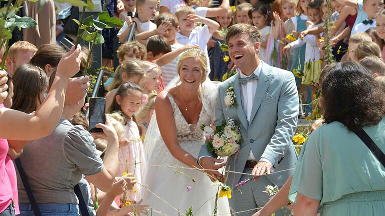 Es war viel los bei der Hochzeit von Kathrin Hümmer-Bördlein und Julian Bördlein Mitte Juli in Reupelsdorf. Zur Hochzeit ihrer Leiterin waren viele Kindergartenkinder der Einrichtung St. Mauritius Wiesentheid gekommen, um zu singen und Spalier zu stehen. Ein besonders freudiges Erlebnis für Kinder und Ehepaar.