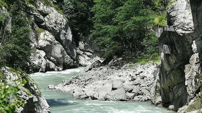 Salzach       -  Wasserkraft liefert zwar verglichen mit fossilen Energieträgern eine klimafreundliche Energie - der Bau der Kraftwerke hat aber für die betroffenen Flüsse und Regionen häufig große Nachteile. (Archivbild)