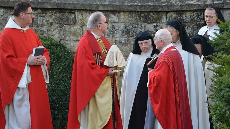 In einer stillen Prozession trug Domkapitular Pfarrer Thomas Keßler das Allerheiligste in die Pfarrkirche von Rödelmaier, wo es im Tabernakel künftig aufbewahrt wird. In einer stillen Prozession trug Domkapitular Pfarrer Thomas Keßler das Allerheiligste in die Pfarrkirche von Rödelmaier, wo es im Tabernakel künftig aufbewahrt wird.