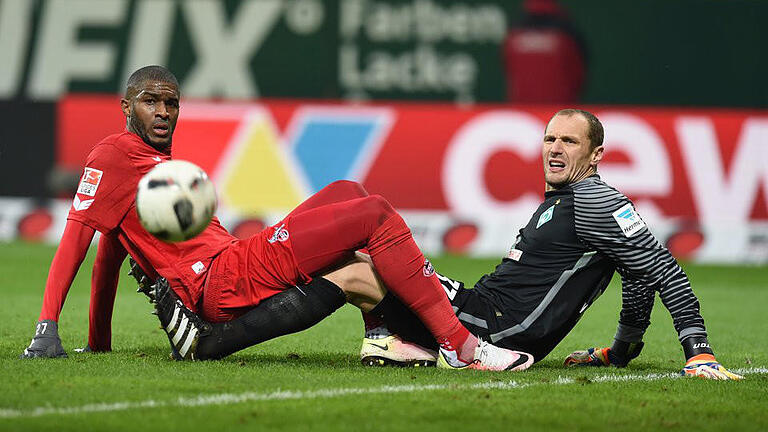 Ball im Blick - Bremens Torwart Jaroslav Drobny (r) schaut mit Kölns Anthony Modeste dem Ball nach. Foto: Carmen Jaspersen Ball im Blick - Bremens Torwart Jaroslav Drobny (r) schaut mit Kölns Anthony Modeste dem Ball nach. Foto: Carmen Jaspersen