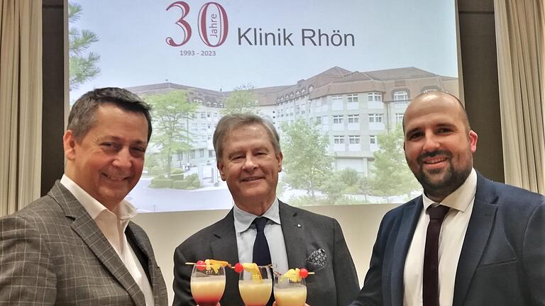 Gründungsdirektor Dr. Wolfram Franke (Mitte) mit seinem Nachfolger, dem ärztlichen Direktor Dr. Klaus Herrmann (links), und dem kaufmännischen Direktor Mathias Kirchner - Gründungsdirektor Dr. Wolfram Franke (Mitte) mit seinem Nachfolger, dem ärztlichen Direktor Dr. Klaus Herrmann (links), und dem kaufmännischen Direktor Mathias Kirchner Gründungsdirektor Dr. Wolfram Franke (Mitte) mit seinem Nachfolger, dem ärztlichen Direktor Dr. Klaus Herrmann (links), und dem kaufmännischen Direktor Mathias Kirchner - Gründungsdirektor Dr. Wolfram Franke (Mitte) mit seinem Nachfolger, dem ärztlichen Direktor Dr. Klaus Herrmann (links), und dem kaufmännischen Direktor Mathias Kirchner
