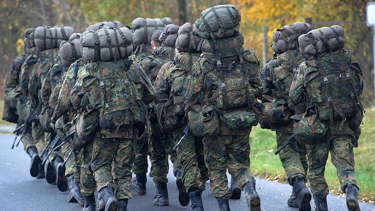 Bei einer Ausbildung sind bei einem Marsch mit Gepäck der Infanterieschule Hammelburg drei Soldaten zusammengebrochen       -  In Hammelburg stationierte Soldaten beim Marsch mit Gepäck.