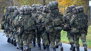 Bei einer Ausbildung sind bei einem Marsch mit Gepäck der Infanterieschule Hammelburg drei Soldaten zusammengebrochen       -  In Hammelburg stationierte Soldaten beim Marsch mit Gepäck.