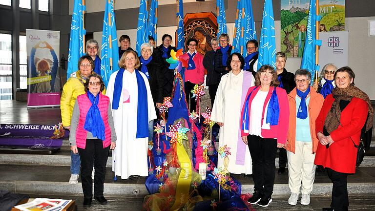 Elf Fahnenabordungen von Zweigvereinen des Frauenbundes in der Diözese Würzburg waren bei der Wort-Gottes-Feier in der Kirche von Alitzheim um den Altar versammelt.