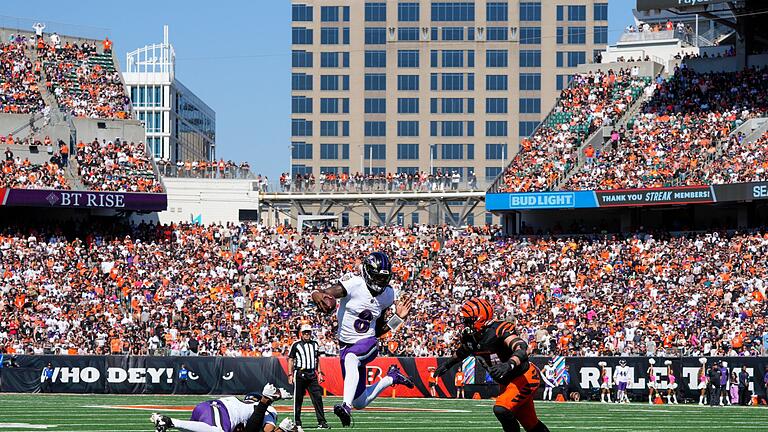 Cincinnati Bengals - Baltimore Ravens       -  Lamar Jackson (Mitte) führte die Baltimore Ravens mit einer starken Leistung zum Sieg in Cincinnati.