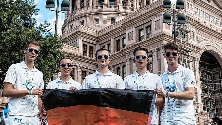Bei der WM in Texas durften die Schweinfurter Humboldt-Gymnasiasten (von links) Simon Körner, Ilias Asimakopoulos, Dominik Madinger, Julian Gehrig und Felix Eckert auch das Texas State Capitol besuchen.Foto: Fast Tech Crew