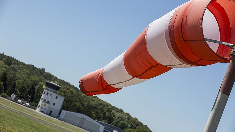 Wie geht's weiter mit dem Flugplatz Haßfurt? Nur wenn auch die Stadt Schweinfurt ihren jährlichen Zuschuss verdoppelt, hat der Platz eine Zukunft. Der Stadtrat muss darüber entscheiden.