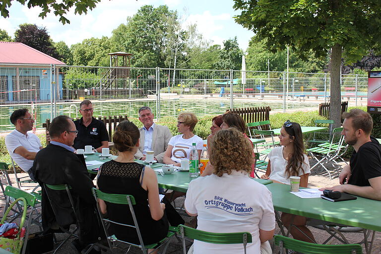 Pressekonferenz am Montag im Freibad: Das Medieninteresse war groß.