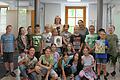 Die Grundschüler mit Kundenberaterin Annette Hartel und Lehrerin Vanessa Richter.