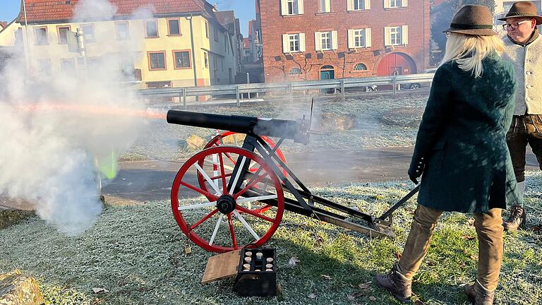 Beim Sebastianifest in Lengfurt werden am Festsonntag insgesamt 39 Böllerschüsse zu festgelegten Zeitpunkten gesetzt. Beim Sebastianifest in Lengfurt werden am Festsonntag insgesamt 39 Böllerschüsse zu festgelegten Zeitpunkten gesetzt.