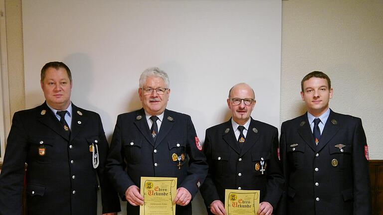 Zwei Verabschiedungen gab bei der Freiwilligen Feuerwehr Schondra (von links): 1. Vorsitzender Reiner Förg, Hermann Förg (seit 1983 Gerätewart), Roland Wiegand (seit 1994 Gruppenführer) und 2.Vorsitzender Marco Schaab. Foto: Oswald Türbl - Zwei Verabschiedungen gab bei der Freiwilligen Feuerwehr Schondra (von links): 1. Vorsitzender Reiner Förg, Hermann Förg (seit 1983 Gerätewart), Roland Wiegand (seit 1994 Gruppenführer) und 2.Vorsitzender Marco Schaab. Foto: Oswald Türbl Zwei Verabschiedungen gab bei der Freiwilligen Feuerwehr Schondra (von links): 1. Vorsitzender Reiner Förg, Hermann Förg (seit 1983 Gerätewart), Roland Wiegand (seit 1994 Gruppenführer) und 2.Vorsitzender Marco Schaab. Foto: Oswald Türbl - Zwei Verabschiedungen gab bei der Freiwilligen Feuerwehr Schondra (von links): 1. Vorsitzender Reiner Förg, Hermann Förg (seit 1983 Gerätewart), Roland Wiegand (seit 1994 Gruppenführer) und 2.Vorsitzender Marco Schaab. Foto: Oswald Türbl