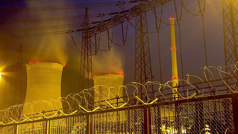 Das Kernkraftwerk Grafenrheinfeld (Lkr. Schweinfurt) war zwischen 1982 und 2015 in Betrieb. In Bayern ist nur noch ein Atomkraftwerk am Netz. Söder hält eine Verlängerung der Laufzeit für das Atomkraftwerk Isar 2 im niederbayerischen Essenbach für möglich. Das Kernkraftwerk Grafenrheinfeld (Lkr. Schweinfurt) war zwischen 1982 und 2015 in Betrieb. In Bayern ist nur noch ein Atomkraftwerk am Netz. Söder hält eine Verlängerung der Laufzeit für das Atomkraftwerk Isar 2 im niederbayerischen Essenbach für möglich.