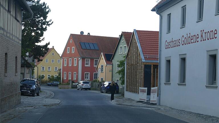 Der Überweg zwischen Kirchenburgmuseum und Museumspädagogik ist fertiggestellt. Die Stufe von der Straße auf den Gehweg erscheint Bürgern zu hoch für Menschen mit Rollator.