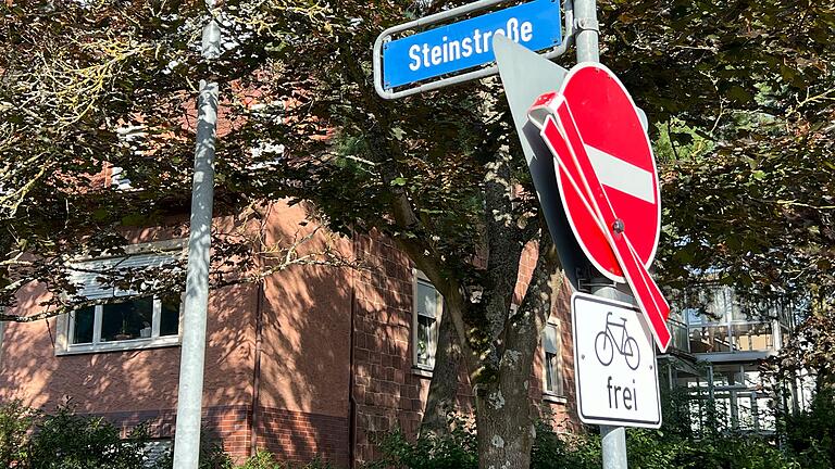 Radweg in der Steinstraße       -  Die Steinstraße darf gegen die Einbahnstraße mit dem Rad befahren werden.