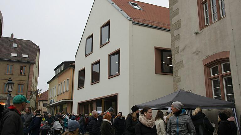 Zahlreiche Menschen nutzen der Tag der offenen Tür im November 2024, um einen Blick in die neuen Räume des Bürgerhauses Hammelburg zu erhaschen. Zahlreiche Menschen nutzen der Tag der offenen Tür im November 2024, um einen Blick in die neuen Räume des Bürgerhauses Hammelburg zu erhaschen.