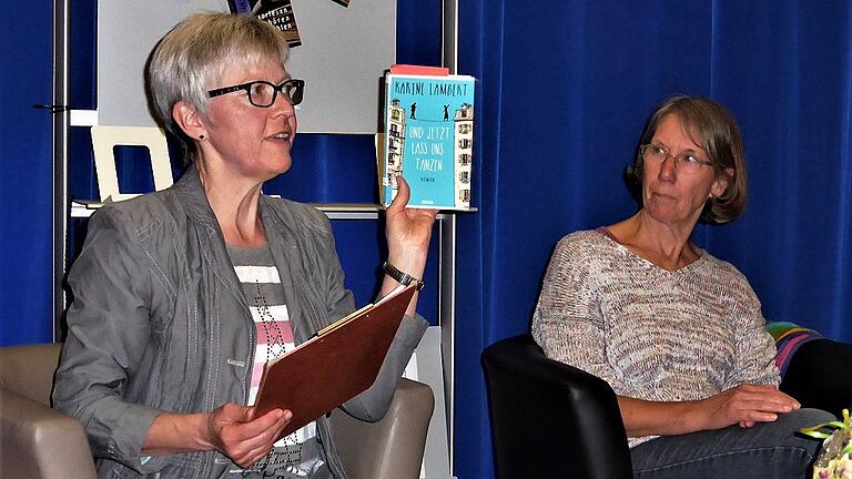 Es war die letzte Veranstaltung des Lese- und Erzählcafés, die Brigitte Vogt (links) und Margarete Frey-Lingscheidt (rechts) durchführten. Fünf Jahre lang lasen und besprachen sie einmal im Monat in entspannter Atmosphäre bei Kaffee und Kuchen mit Literaturinteressierten ausgesuchte Bücher. Es war die letzte Veranstaltung des Lese- und Erzählcafés, die Brigitte Vogt (links) und Margarete Frey-Lingscheidt (rechts) durchführten. Fünf Jahre lang lasen und besprachen sie einmal im Monat in entspannter Atmosphäre bei Kaffee und Kuchen mit Literaturinteressierten ausgesuchte Bücher.