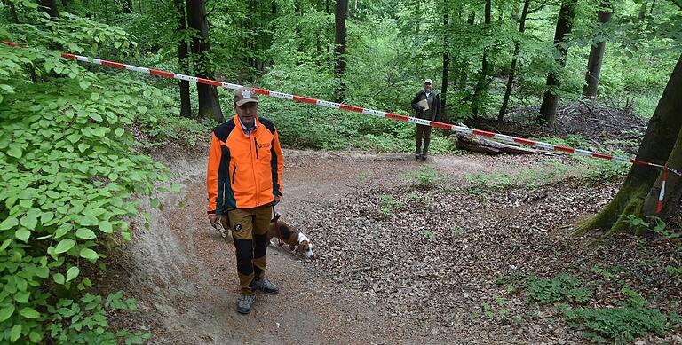 Forstbetriebsleiter Christoph Riegert (links) und sein Stellvertreter Michael Grimm in einem von den Staatsforsten abgesperrten Dirtbike-Trail