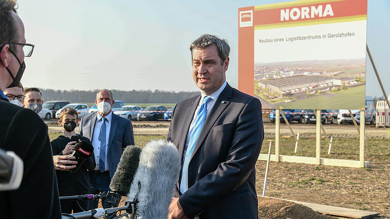 Bayerns Ministerpräsident Markus Söder nimmt am ersten Spatenstich für das neue Logistikzentrum von Norma am 25.3.2022 in Gerolzshofen teil. Außerdem schrieb er in das Goldene Buch der Stadt Gerolzhofen.