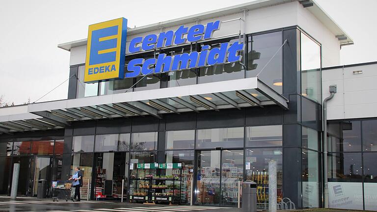 Eigentlich heißt der E-Center Schmidt in Ochsenfurt nun Spangenberg. Doch der Schriftzug über dem Eingang soll laut Inhaber bleiben.