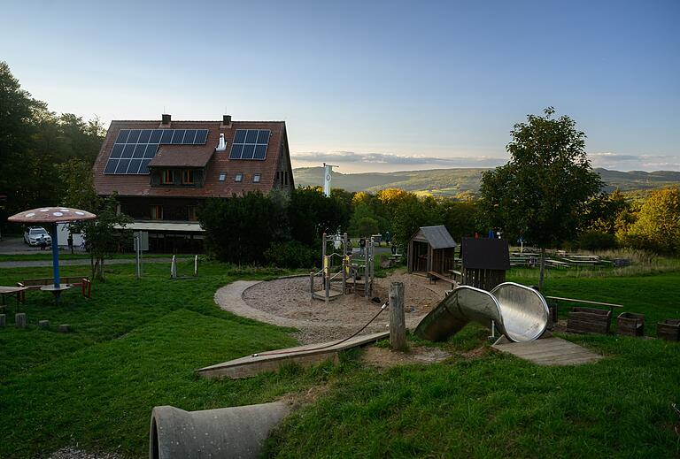 Wem es am Kreuzberg zu voll ist, der kehrt einfach im Würzburger Haus ein. Der Ausblick ist vielleicht sogar noch ein bißchen spektakulärer. Wem es am Kreuzberg zu voll ist, der kehrt einfach im Würzburger Haus ein. Der Ausblick ist vielleicht sogar noch ein bißchen spektakulärer.
