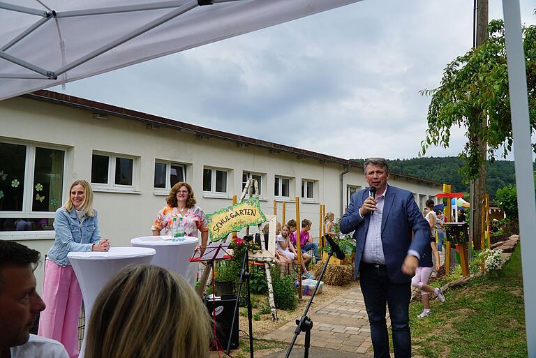 Rektorin Anja Kaufmann (von links) und Koordinatorin Anja Ullrich bei der Ansprache von Bürgermeister Johannes Wagenpfahl. Rektorin Anja Kaufmann (von links) und Koordinatorin Anja Ullrich bei der Ansprache von Bürgermeister Johannes Wagenpfahl.