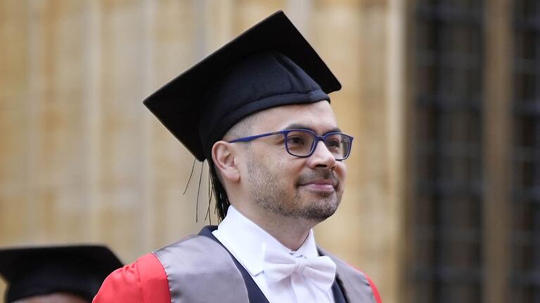 Bekanntgabe Nobelpreis 2024 – Chemie - Demis Hassabis hat bereits die Ehrendoktorwürde der Universität Oxford erhalten. Bekanntgabe Nobelpreis 2024 – Chemie - Demis Hassabis hat bereits die Ehrendoktorwürde der Universität Oxford erhalten.