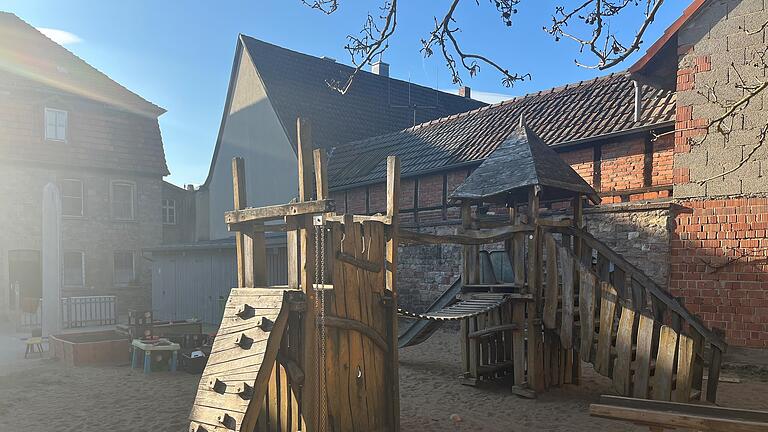Garten St. Josef Kindergarten Hammelburg       -  Der Spieltrum im Garten des St. Josef Kindergartens wurde 2009 aufgestellt. Teile davon können nun vielleicht noch widerverwendet werden.