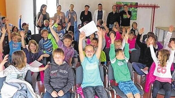 Musikschule macht Werbung in eigener Sache       -  (plo)   Am Tag der Schulen lud die Sing- und Musikschule Steigerwald mit Sitz in Wiesentheid zu einer Lehr- und Informationsveranstaltung ein. Gekommen waren rund 80 Schüler der zweiten und dritten Klasse der Nikolaus-Fey-Schule und rund 40 Fünftklässler aus dem Steigerwald-Landschulheim Wiesentheid. Die Lehrer der Musikschule stellten den Kindern Tasten-, Streich-, Zupf-, Holz- und Blechblasinstrumente vor, die begeistert ausprobiert wurden, so eine Mitteilung.