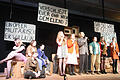 Einen quirligen Abend gab es am Jack-Steinberger-Gymnasium bei der Aufführung der 'Dreigroschenoper' von Bertolt Brecht. Auch gesanglich war das Ensemble der Oberstufe gut drauf. Foto: Joachim Rübel       -  Einen quirligen Abend gab es am Jack-Steinberger-Gymnasium bei der Aufführung der 'Dreigroschenoper' von Bertolt Brecht. Auch gesanglich war das Ensemble der Oberstufe gut drauf. Foto: Joachim Rübel