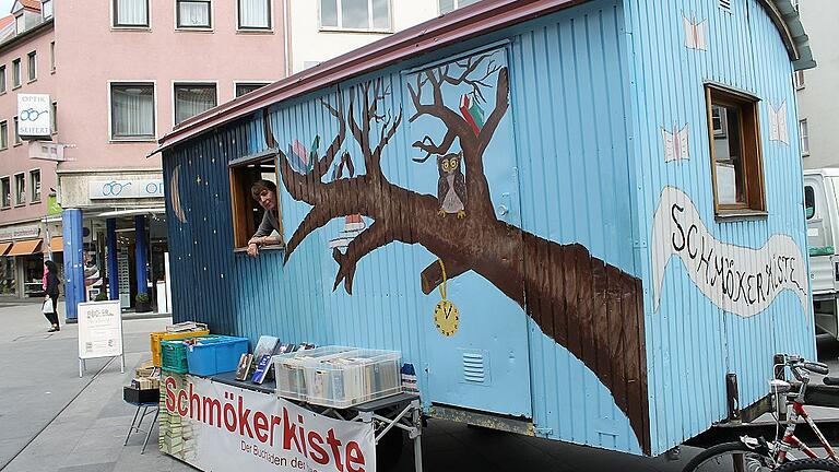 In Würzburg mittlerweile bekannt: die Schmökerkiste - ein umgebauter Bauwagen als mobiler Buchladen, in dem auch Wohnungslose arbeiten.