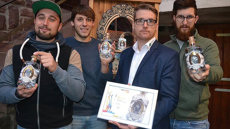 Das Etikett auf der Gin-Flasche erhielt eine Auszeichnung. Darüber freuen sich die Rodenbacher Schnapsbrenner (von links) Stefan Blum, Fabian Kreser und Markus Skrobanek (rechts). Mit auf dem Bild ist Stefan Hofmann von der Firma InForm Etiketten, die das Etikett in Zusammenarbeit mit den Rodenbachern entwickelt hat.