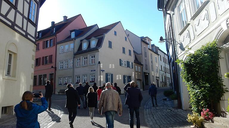 Die Sanierungsstelle der Stadt kauft Leerstände und macht diese durch Grundstücksordnung, Entkernung und Grundsanierung attraktiver, ehe wiederverkauft wird – wie etwa in der Krummen Gasse.