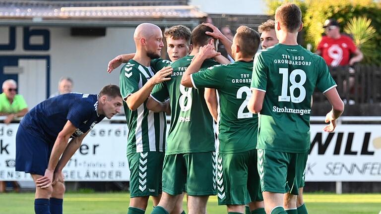 Großbardorfs Torschütze Maximilian Weiß (vorne links) wird von den Mitspielern gefeiert. Der Gochsheimer Jonas Heimrich (ganz links) mag nicht hinsehen.