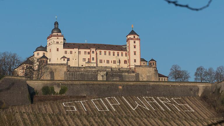 'Stop Wars' (Stoppt Kriege) steht als ein Zeichen der Solidarität mit der Ukraine in großen Lettern unterhalb der Festung Marienberg.