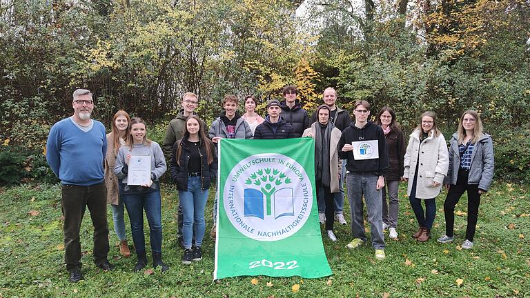 Vertreter aus der Steuergruppe Umwelt (SMV, Schüler-Umweltbeauftragte, Lehrer und Mitglieder aus der Schulleitung) bei der Übergabe der Flagge und Urkunde an die Schulgemeinschaft der FOSBOS Würzburg. Vertreter aus der Steuergruppe Umwelt (SMV, Schüler-Umweltbeauftragte, Lehrer und Mitglieder aus der Schulleitung) bei der Übergabe der Flagge und Urkunde an die Schulgemeinschaft der FOSBOS Würzburg.