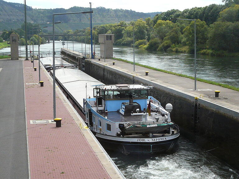 Ein Frachtschiff verlässt die Schleuse Lengfurt – die Schleuse Eichel ist flussabwärts sein nächstes Ziel. Ein Frachtschiff verlässt die Schleuse Lengfurt – die Schleuse Eichel ist flussabwärts sein nächstes Ziel.
