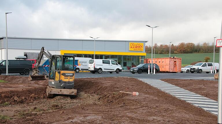 Rund um den neuen Netto-Markt wird noch gebaut.       -  Rund um den neuen Netto-Markt wird noch gebaut.