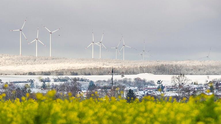 Windräder in geschlossenen Waldflächen sind in der Region Main-Rhön bislang selten. Die zehn Windkraftanlagen im Sailershäuser Wald bei Haßfurt (hier eine Aufnahme von Ende November 2023) stellen eine Ausnahme dar.