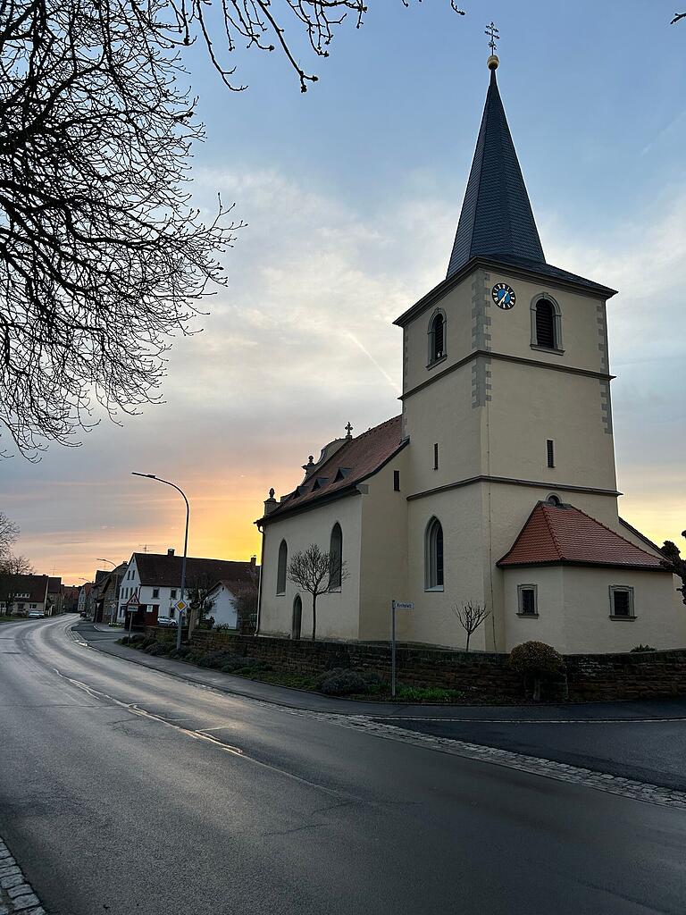 Der Kirchturm wurde von Soldaten im 2. Weltkrieg besetzt, um die nähernde Kriegsfront zu beobachten und Informationen an die deutschen Kampftruppen in Traustadt zu funken. Um die Kirche standen Soldaten,  welche die Kirche bewachten.