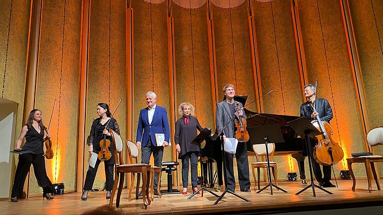 Kissinger Sommer: Klavierduo und Streichoktett       -  Zu sehen sind (v.l.) Lena Neudauer und Ayaka Uchio (Violine), Andreas Groethuysen & Yaara Tal (Klavier), Nils Mönkemeyer (Viola) und Wen-Sinn Yang (Violoncello).