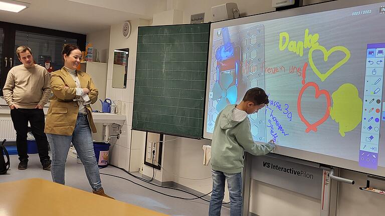 Mit einem 'dicken Herz' und herzlichen Grüßen bedankten sich die Schülerinnen und Schüler für die Experimentierkästen beim Energiebeirat. Mit einem 'dicken Herz' und herzlichen Grüßen bedankten sich die Schülerinnen und Schüler für die Experimentierkästen beim Energiebeirat.