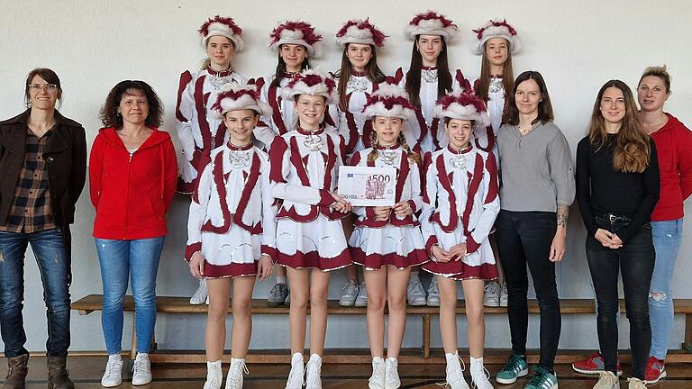 Spendenübergabe des Basarteams an die 'LA Dance Girls'. Spendenübergabe des Basarteams an die 'LA Dance Girls'.
