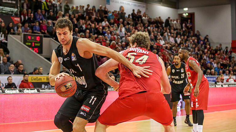 Giessen46ers - s.Oliver Wuerzburg,Basketball, easy Credit BBL, 17. Spieltag, 06.01.2018       -  Deutschland, Gießen, Osthalle, 06.01.2018, easy Credit  BBL, Giessen46ers - s.Oliver Wuerzburg 
Bild: li.Kresimir Loncar (s.Oliver Würzburg,#11),re.John Bryant (Giessen46ers,#54)