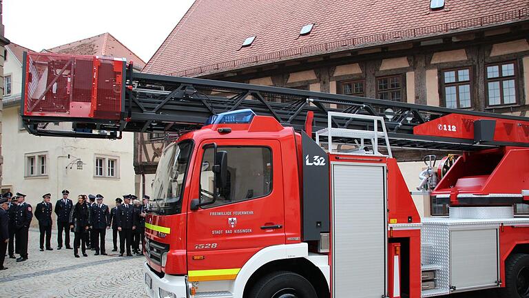 Mit 280 Pferdestärken Leben retten: die neue generalüberholte Drehleiter der Stadt Bad Kissingen. Johannes Schlereth - Mit 280 Pferdestärken Leben retten: die neue generalüberholte Drehleiter der Stadt Bad Kissingen. Johannes Schlereth Mit 280 Pferdestärken Leben retten: die neue generalüberholte Drehleiter der Stadt Bad Kissingen. Johannes Schlereth - Mit 280 Pferdestärken Leben retten: die neue generalüberholte Drehleiter der Stadt Bad Kissingen. Johannes Schlereth