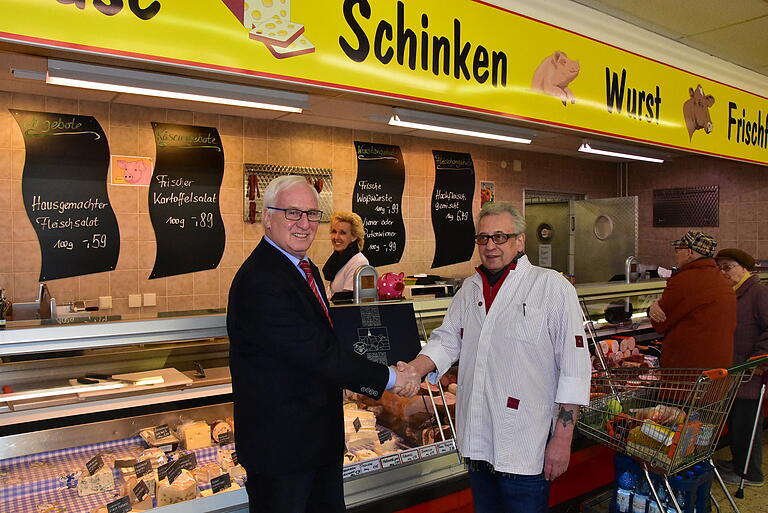 Bürgermeister Peter Stichler (links) dankte Winfried Ganz für seinen jahrzehntelangen Einsatz um die Lebensmittelnahversorgung im Höchberger Ortsteil Hexenbruch. Im Hintergrund die langjährige Fleischereifachangestellte Ruth Gruber.