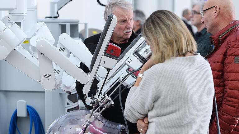 Daniel Peter       -  Besucher testen am Samstag (02.02.19) im Vogel Convention Center (VCC) in Würzburg beim Infotag zu Vorsorge und Behandlung von Prostatakrebs den sogenannten Da-Vinci-Operations-Roboter. Die Prostata Hilfe Deutschland hat zusammen mit der Vogel Stiftung zu der Veranstaltung eingeladen.